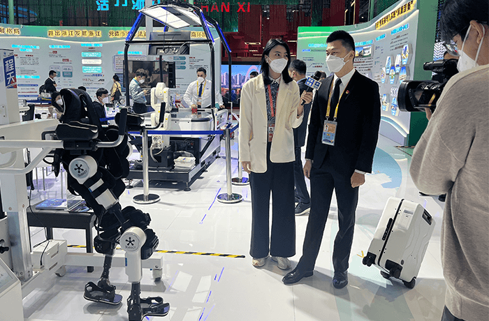 會(huì)展 | 程天康復(fù)外骨骼亮相進(jìn)博會(huì)，展「中國(guó)這十年」對(duì)外開(kāi)放成就
